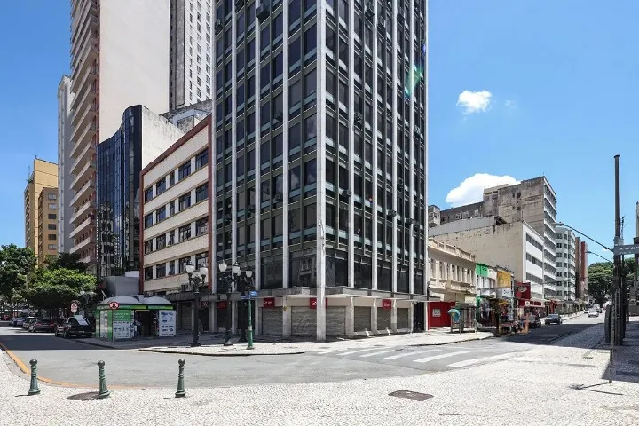 Fachada da loja Ouro em Cash no Centro de Curitiba, em frente ao Palácio Avenida